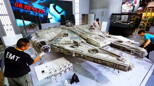 Hot-Toys-Millennium-Falcon-Full-Preview-2