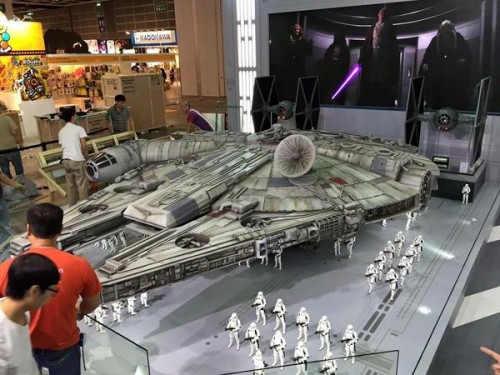 Hot-Toys-Millennium-Falcon-Full-Preview-3