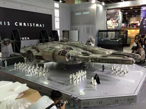 Hot-Toys-Millennium-Falcon-Full-Preview-4
