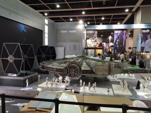 Hot-Toys-Millennium-Falcon-Full-Preview-6
